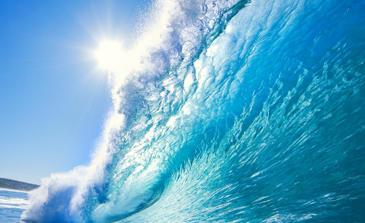 Blaue Ozeanwelle in der die Sonne funkelt