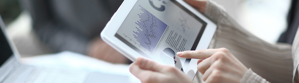 personne regardant un tableau de bord sur une tablette électronique