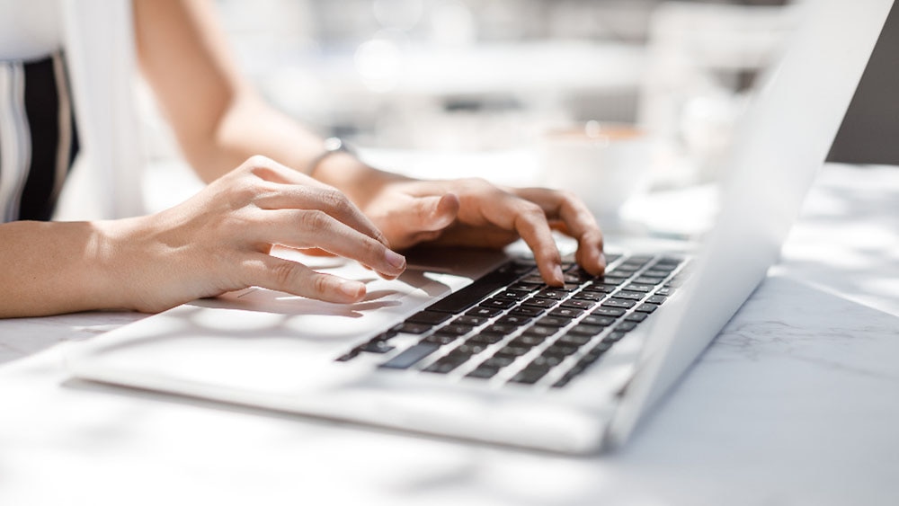 En kvinna som jobbar framför en datorf