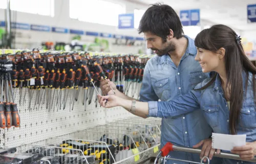 Deux personnes dans un rayon de bricolage