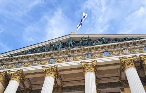 Kuvituskuva: Tekoälyn hyödyntämisen osalta valtionhallinnossa korostuu mielestämme kolme…