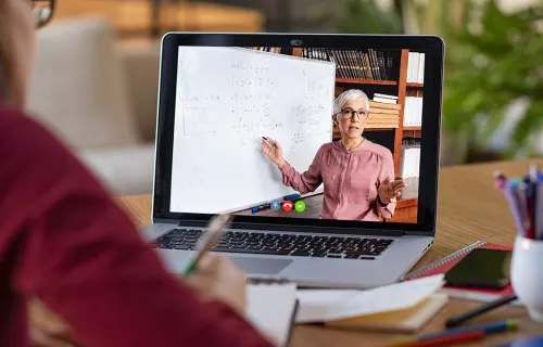 Une personne en réunion virtuelle