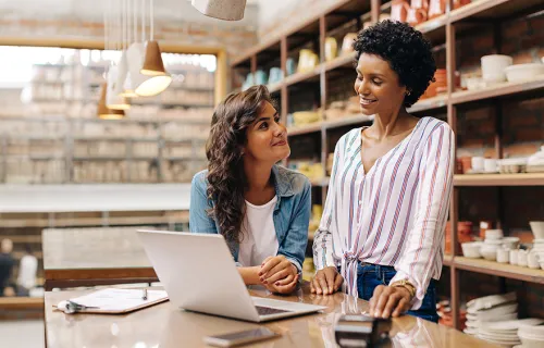 Zwei junge stehen an der Einkaufstheke ihres Shops
