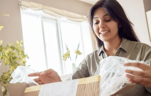 meisje die de doos uitpakt