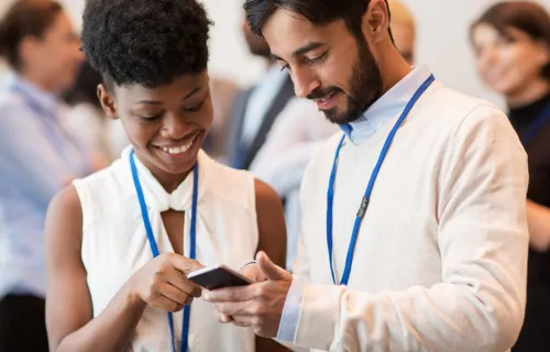 Zwei Consultants surfen gemeinsam über ein Smartphone